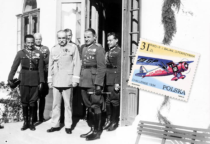 Józef Piłsudski w otoczeniu oficerów oraz znaczek upamiętniający Challenge 1934 z wizerunkiem samolotu RWD-9