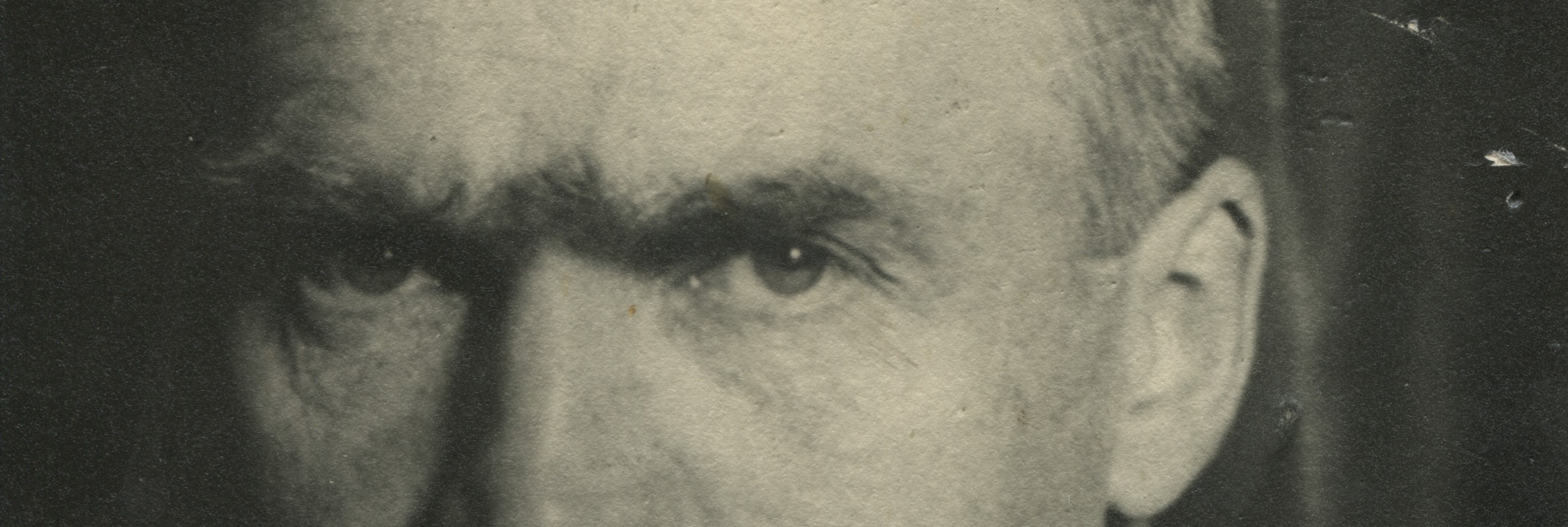 zbliżenie na oczy Józefa Piłsudskiego