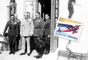 Józef Piłsudski w otoczeniu oficerów oraz znaczek upamiętniający Challenge 1934