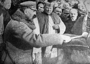 Józef Piłsudski odbierający buławę marszałkowską