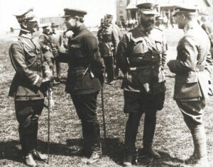 Od lewej: gen. Antoni Listowski, Symon Petlura, płk. Wołodymyr Salśkyj, płk. Marko Bezruczko, oficerowie ukraińscy i polscy – wyprawa kijowska, kwiecień 1920 roku