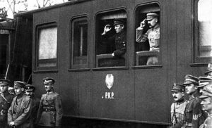 Józef Piłsudski i Symon Petlura w oknie pociągu, Winnica, Ukraina, maj 1920 r.