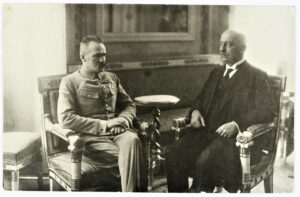 Józef Piłsudski i Gabriel Narutowicz w trakcie rozmowy