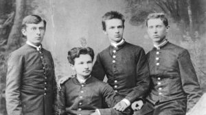 Józef Piłsudski z gimnazjalnymi kolegami w mundurkach szkolnych