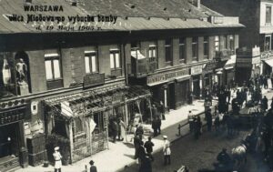 Ulica Miodowa 6 w Warszawie 19 maja 1905 r., tuż po wybuchu bomby rzuconej przez Tadeusza Dzierzbickiego bojowca PPS.