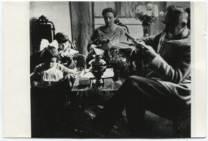 rodzina Piłsudskich przy stole, Józef czyta gazetę