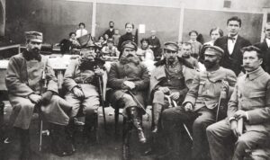 Wacław Sieroszewski (drugi z lewej), Józef Piłsudski i oficerowie legionowi. Zakopane, grudzień 1914 rok. Źródło: Narodowe Archiwum Cyfrowe.