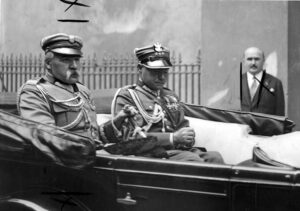 Mieczysław Lepecki i Józef Piłsudski w samochodzie