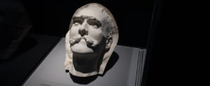 Maska pośmiertna Józefa Piłsudskiego z wystawy Muzeum