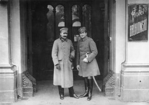 Józef Piłsudski i Bolesław Wieniawa-Długoszowski w bramie hotelu Brühla (15 grudnia 1916 r.)
