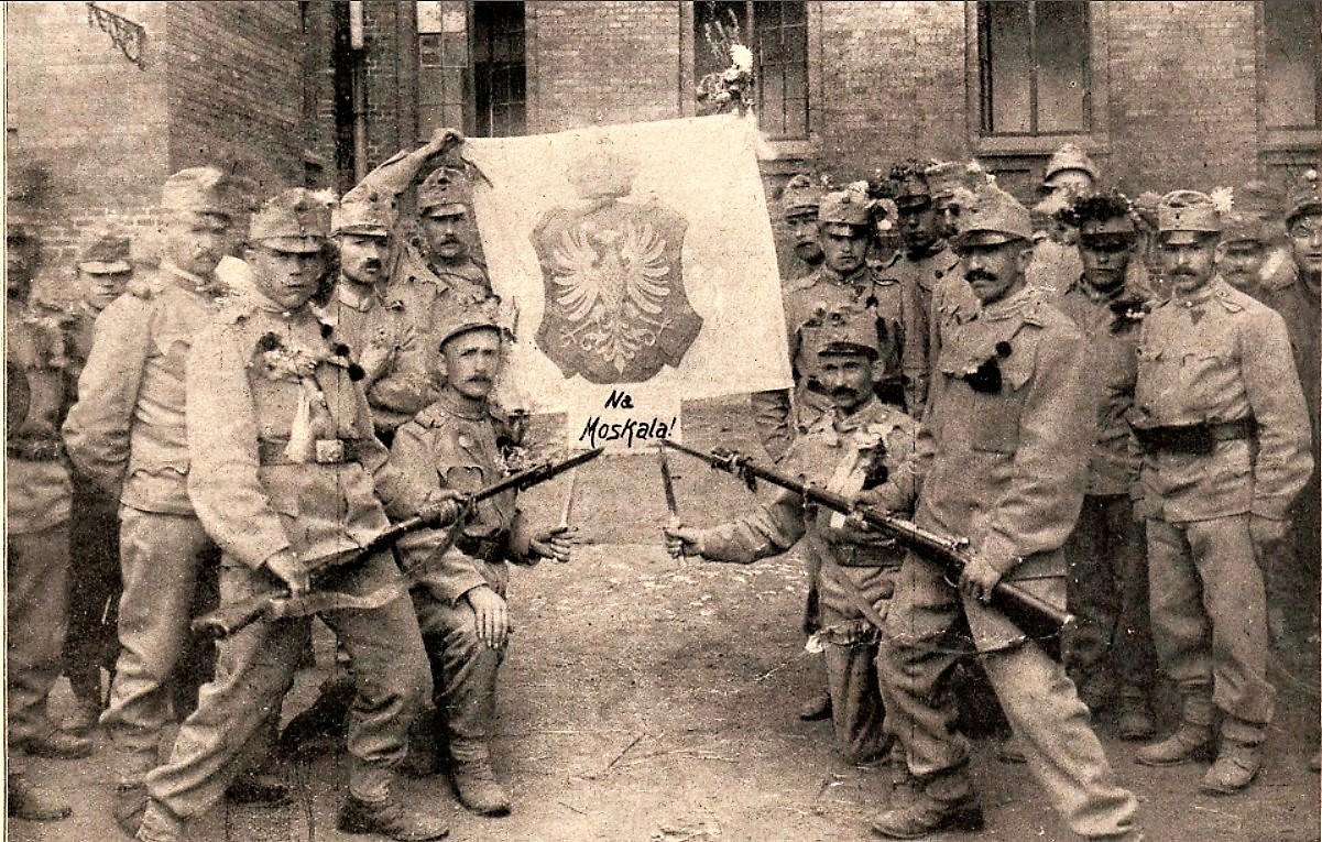 żołnierze 13 Pułku „Krakowskich dzieci” przed wyruszeniem na front. Fotografia z „Nowości Illustrowanych”.