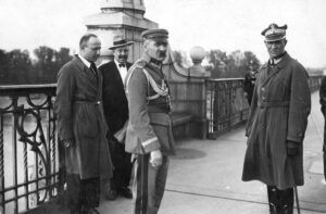 Marszałek Józef Piłsudski (środek) i generał Gustaw Orlicz-Dreszer (po prawej) na Moście Poniatowskiego w Warszawie, przed rozmową z prezydentem Stanisławem Wojciechowskim, podczas Przewrotu Majowego 12 maja 1926 r.