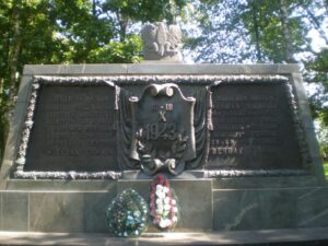 Pomnik na polskim cmentarzu wojennym w Lenino