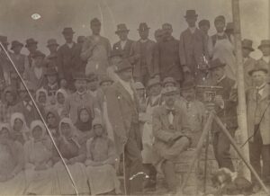 Jędrzej Moraczewski w grupie kobiet i mężczyzn podczas budowy linii kolejowej Sambor-Sianki, 1905 r.