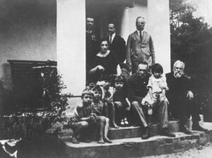 Odo Bujwid (siedzi pierwszy z prawej) przed dworkiem „Milusin”. Na zdjęciu widoczni także: Józef Piłsudski, Aleksandra Piłsudska, dwóch niezidentyfikowanych mężczyzn, gromadka dzieci w wieku 3-6 lat. Jedną z dziewczynek Marszałek trzyma na kolanach.