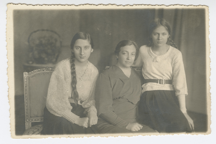 Aleksandra Piłsudska z córkami (lata 30. XX wieku)
