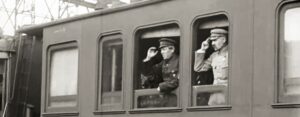 Symon Petlura i Józef Piłsudski salutują w oknie wagonu, Winnica 1920