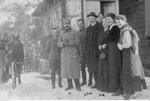 Józef Piłsudski i Maria Piłsudska (trzecia z prawej) przed domen państwa Minkiewiczów w Olkuszu